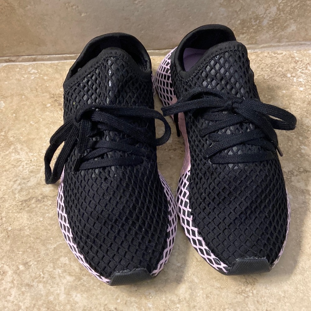 Adidas size 7 sneaker